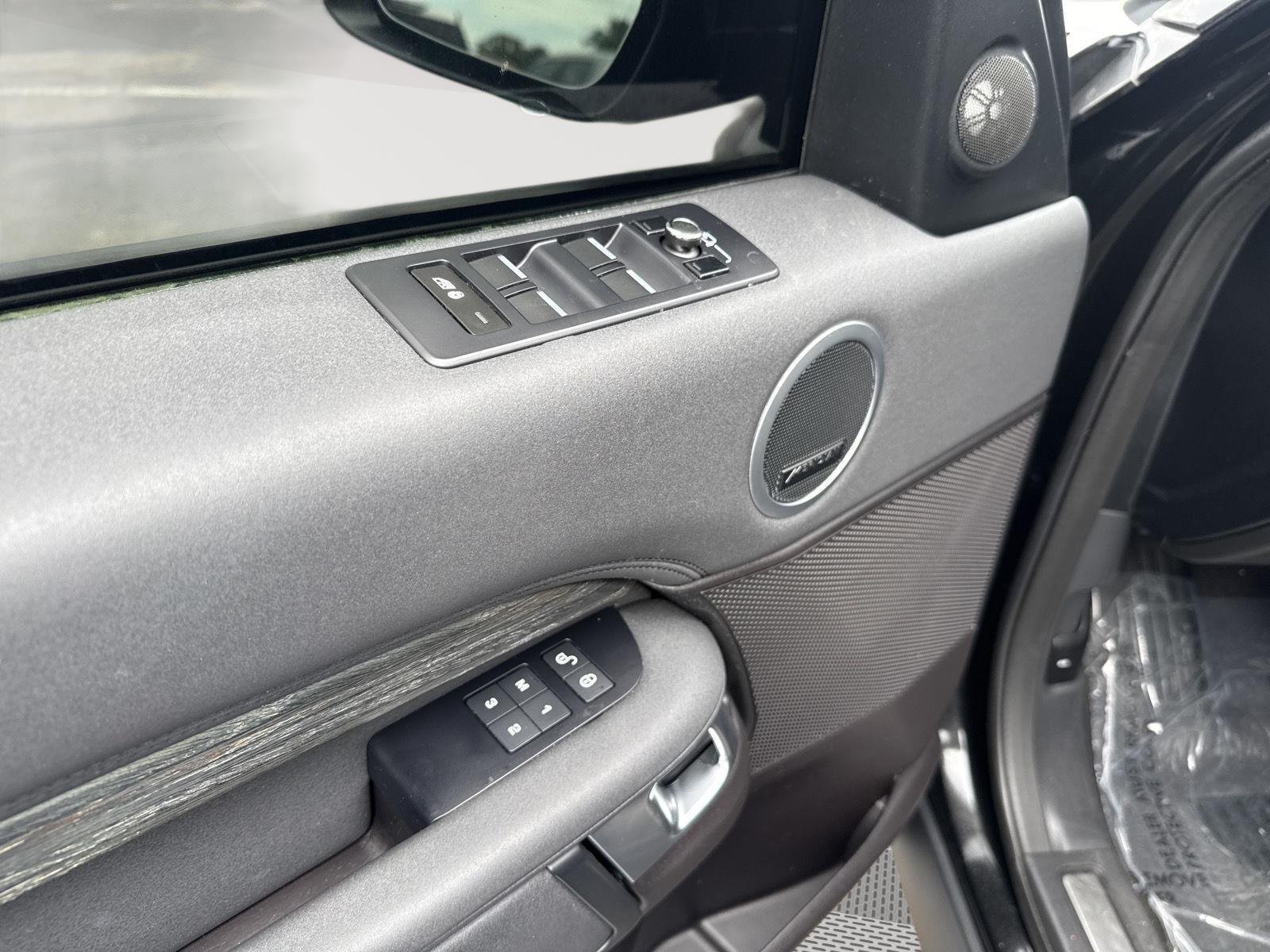 Used 2018 Santorini Black Metallic Land Rover HSE image 18