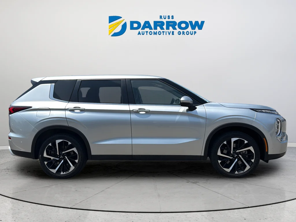 Used 2024 Silver Mitsubishi SE image 6