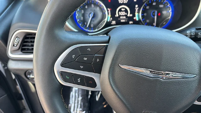 Used 2025 White Chrysler Select image 22