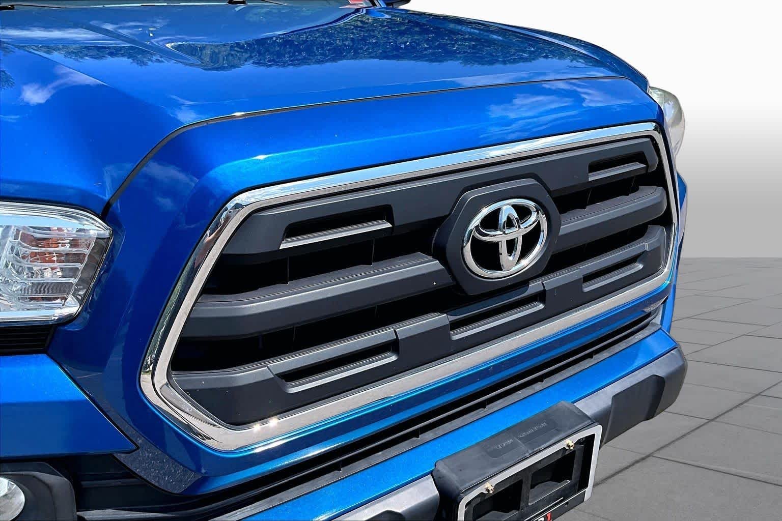 Used 2016 Blazing Blue Pearl Toyota SR5 image 32