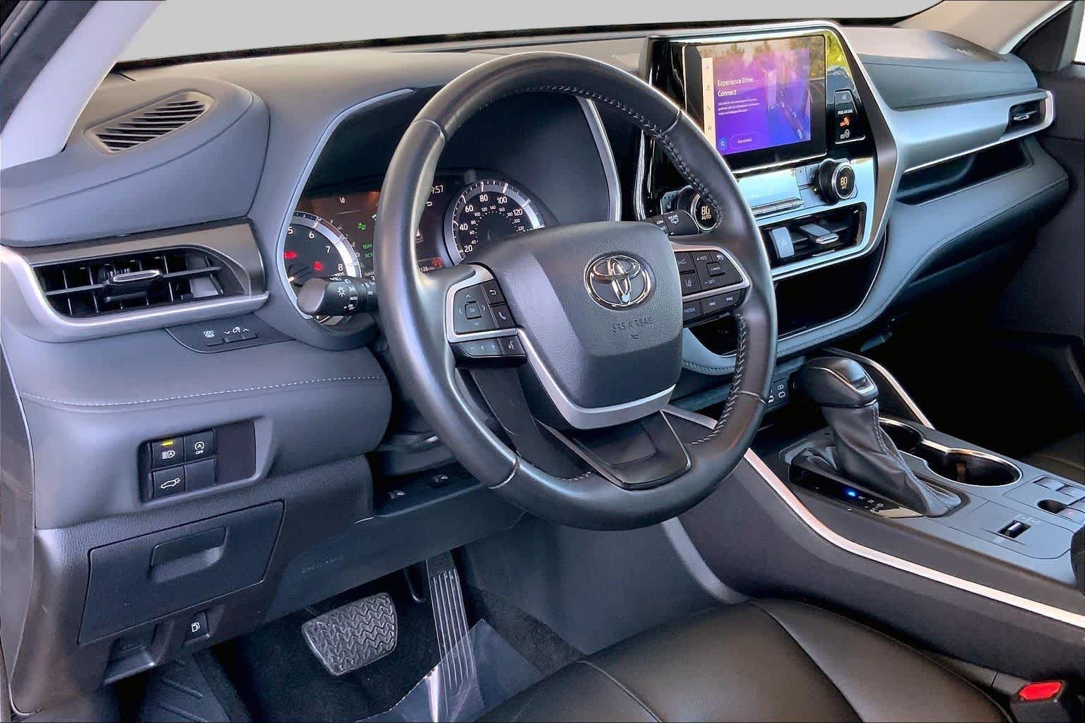 2024 Toyota Highlander LE - Photo 32
