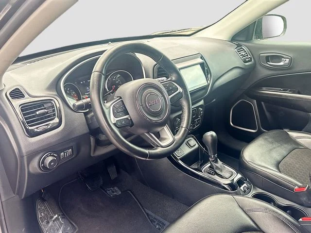 Used 2021 Silver Jeep Latitude image 9