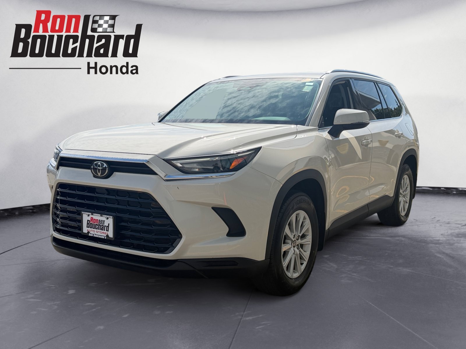 Used 2024 Cream Toyota XLE image 5