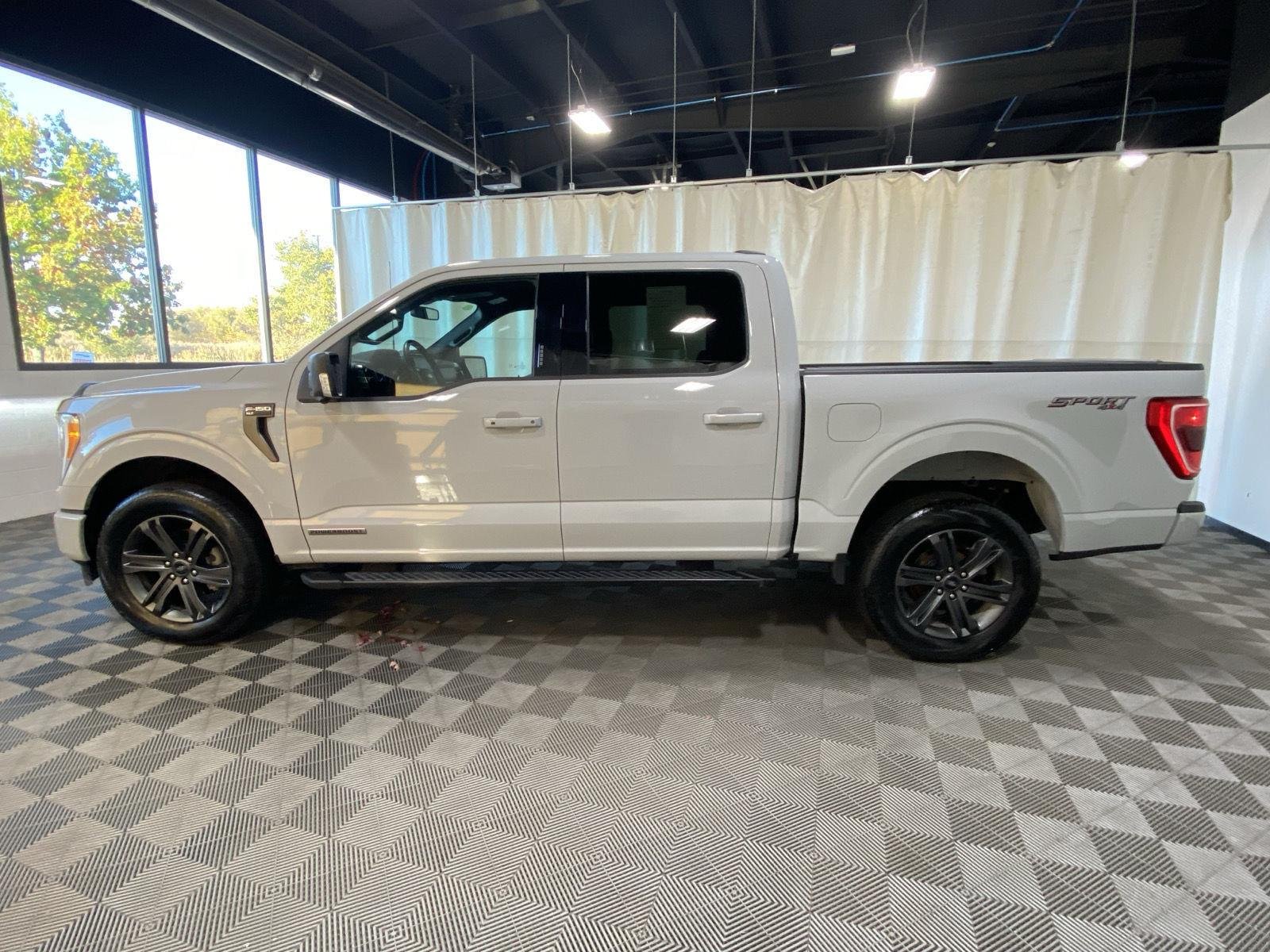 Used 2023 Avalanche Gray Ford XLT image 5