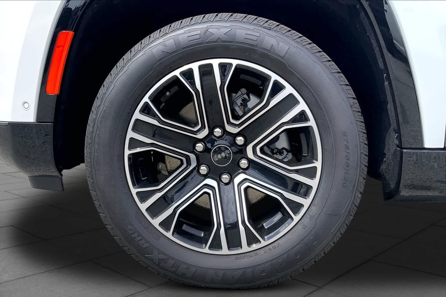 New 2026 Bright White Clear-Coat Exterior Paint Jeep  image 8