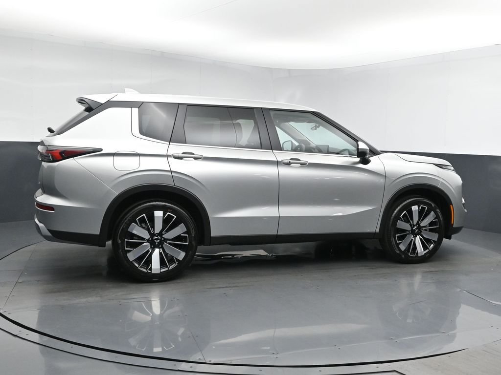 New 2026 Silver Mitsubishi SE image 3