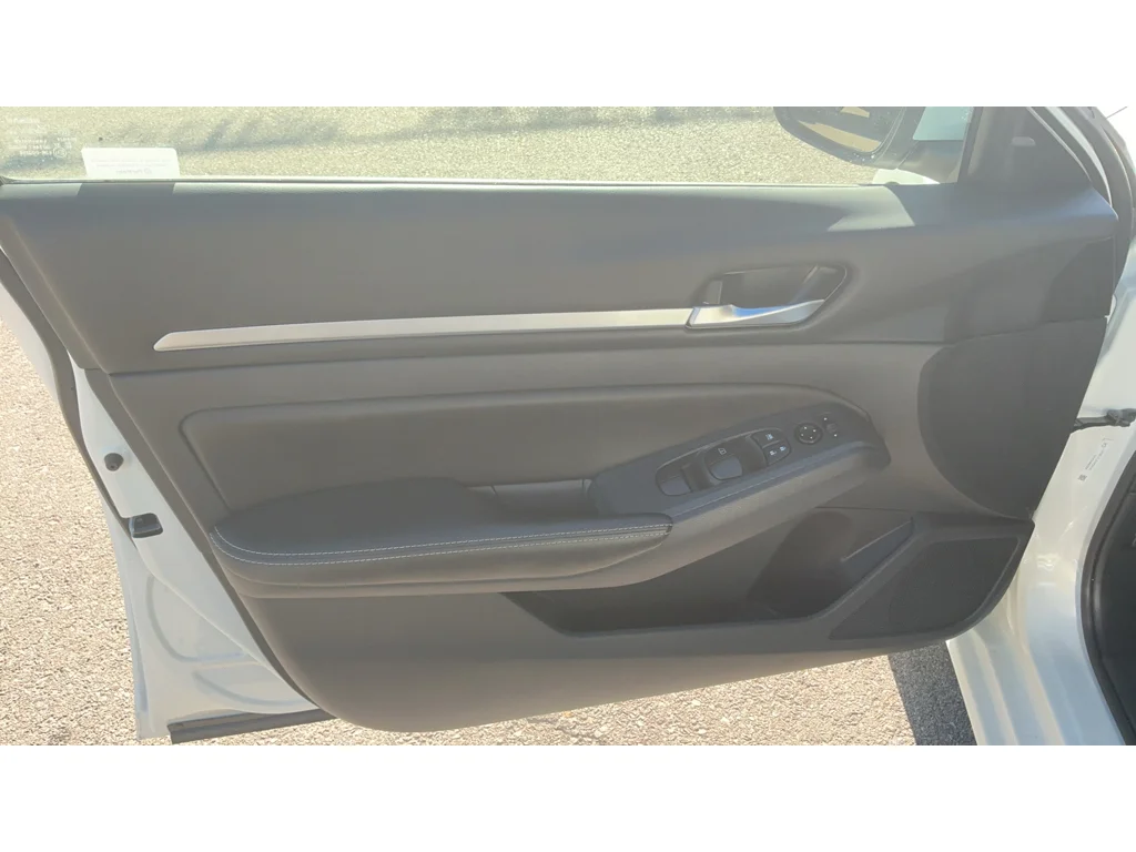 Used 2022 Pearl White Tricoat Nissan 2.5 SV image 9