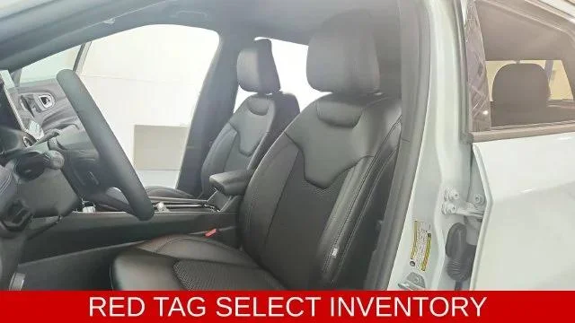 New 2026 Bright White Clear-Coat Exterior Paint Jeep Latitude image 20