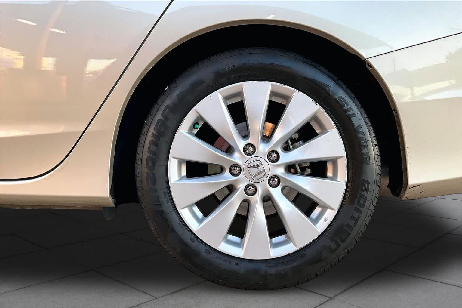 Used 2015 Champagne Frost Pearl Honda EX-L image 11