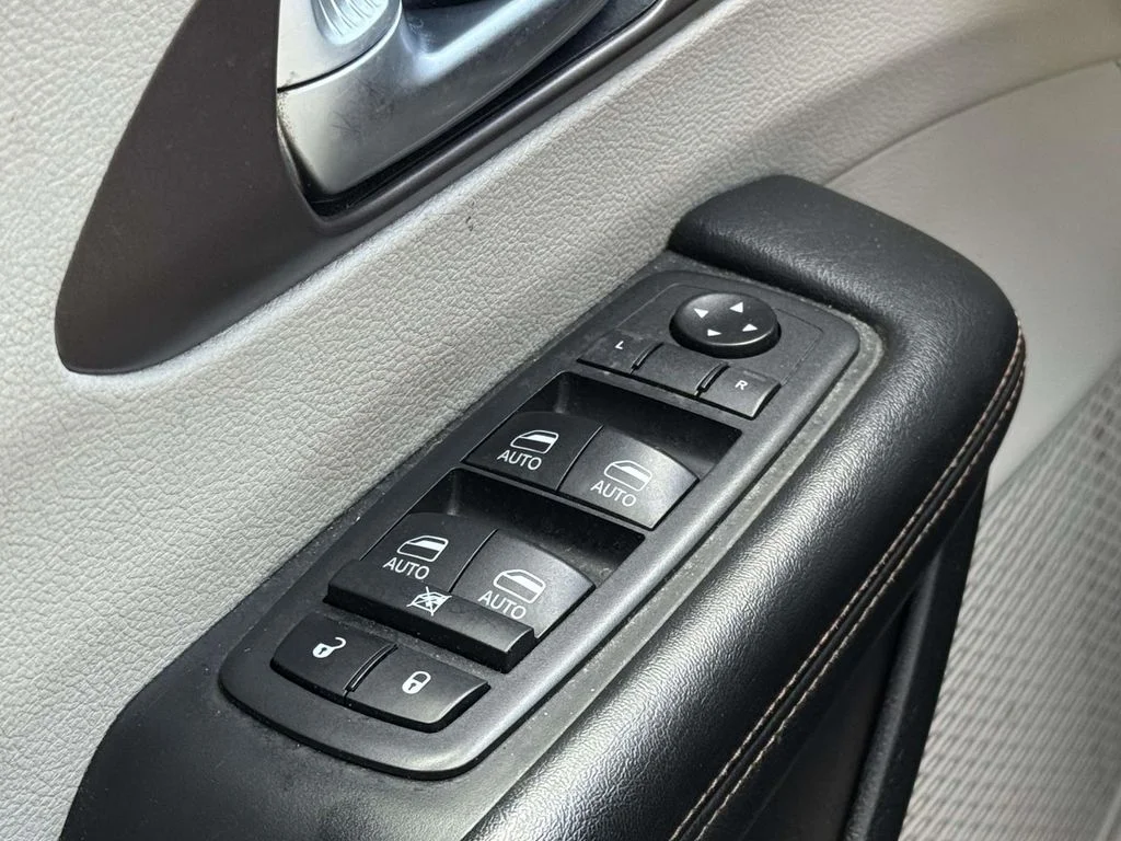 Used 2018 White Chrysler Touring L Plus image 25
