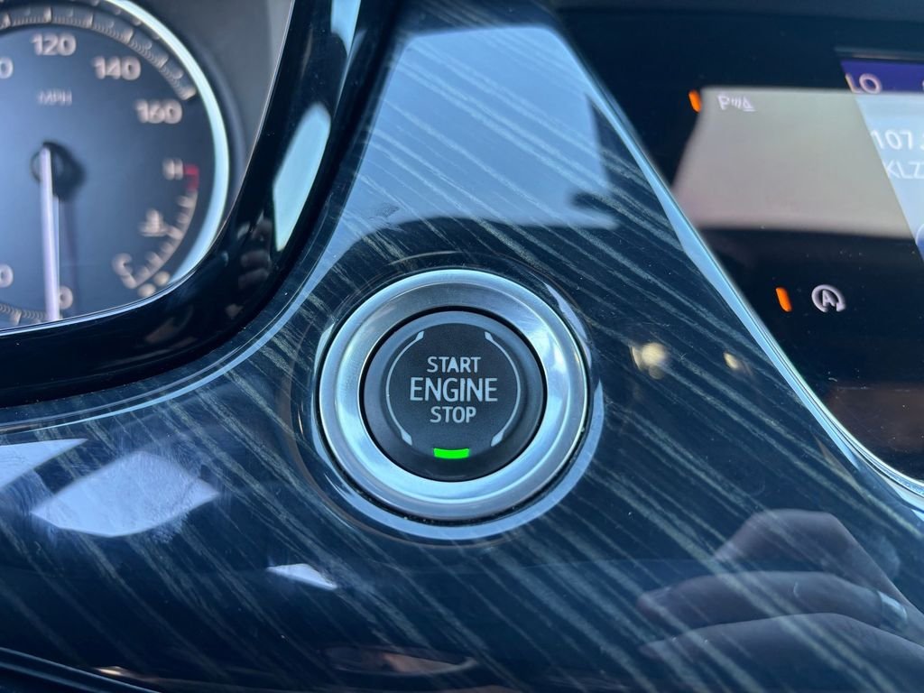 Used 2023  Cadillac Premium Luxury image 27