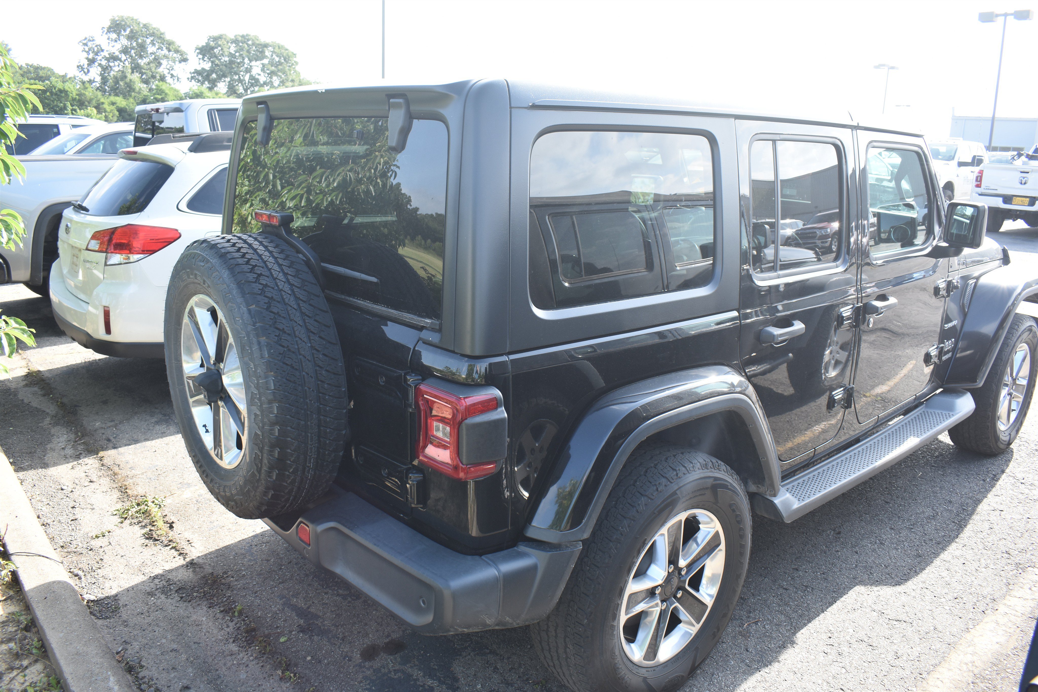Used 2018 Black Clearcoat Jeep Sahara image 5