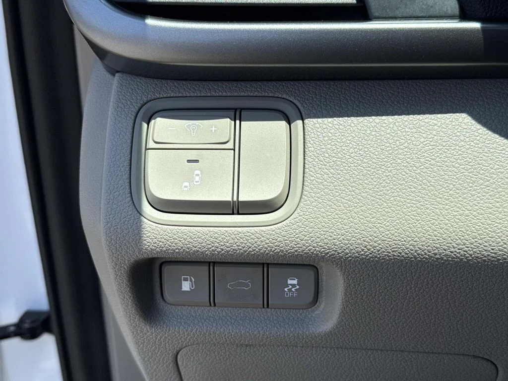 Used 2018 White Kia LX image 41
