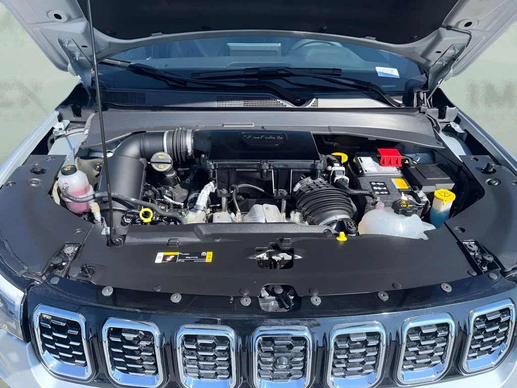 Used 2025 Silver Jeep Limited image 24