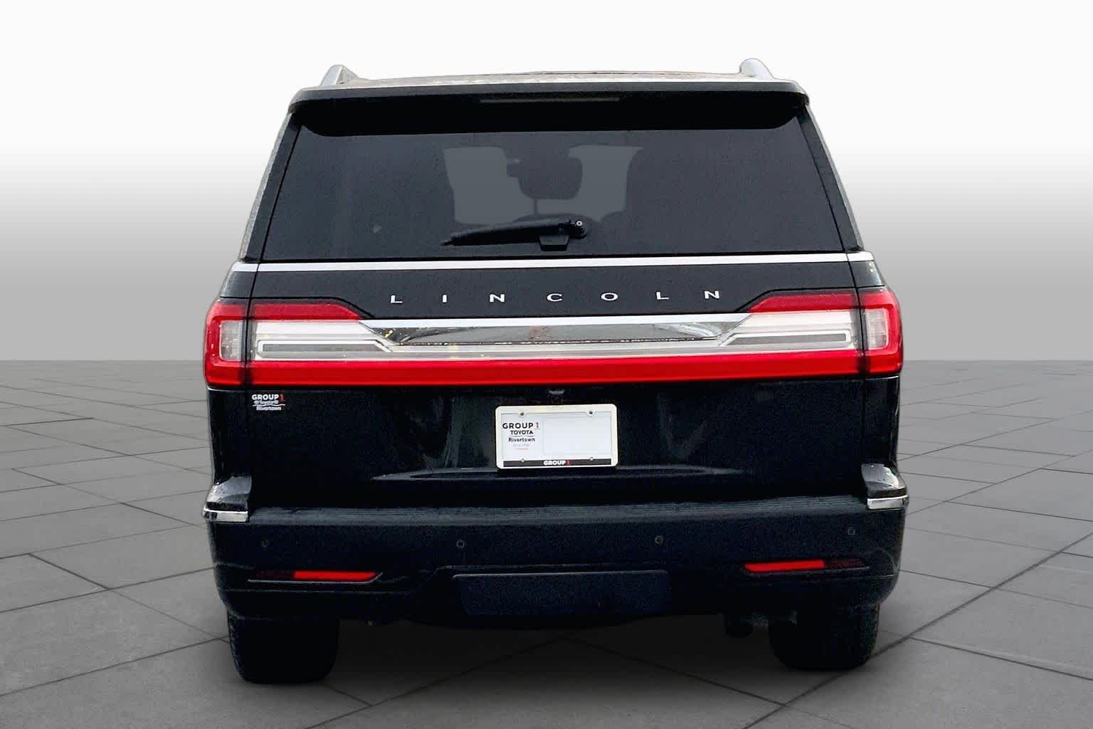 Used 2018 Black Velvet Lincoln Select image 5