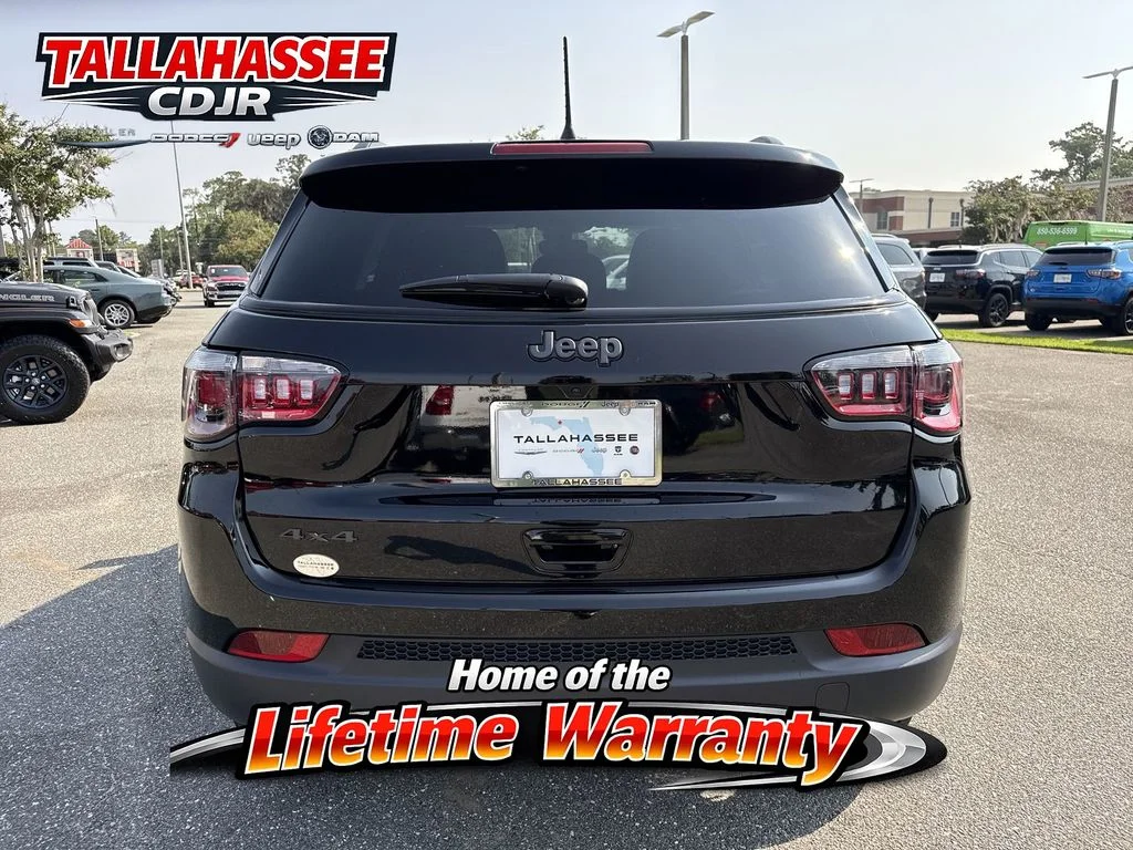 New 2026 Diamond Black Crystal Pearlcoat Jeep Latitude image 4