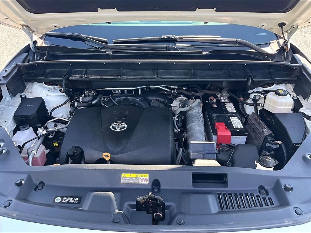 Used 2021 White Toyota XLE image 31