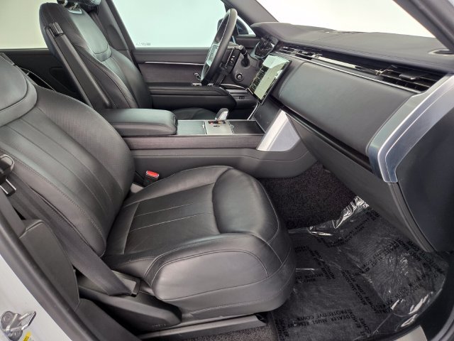 Used 2025 White Land Rover SE image 3