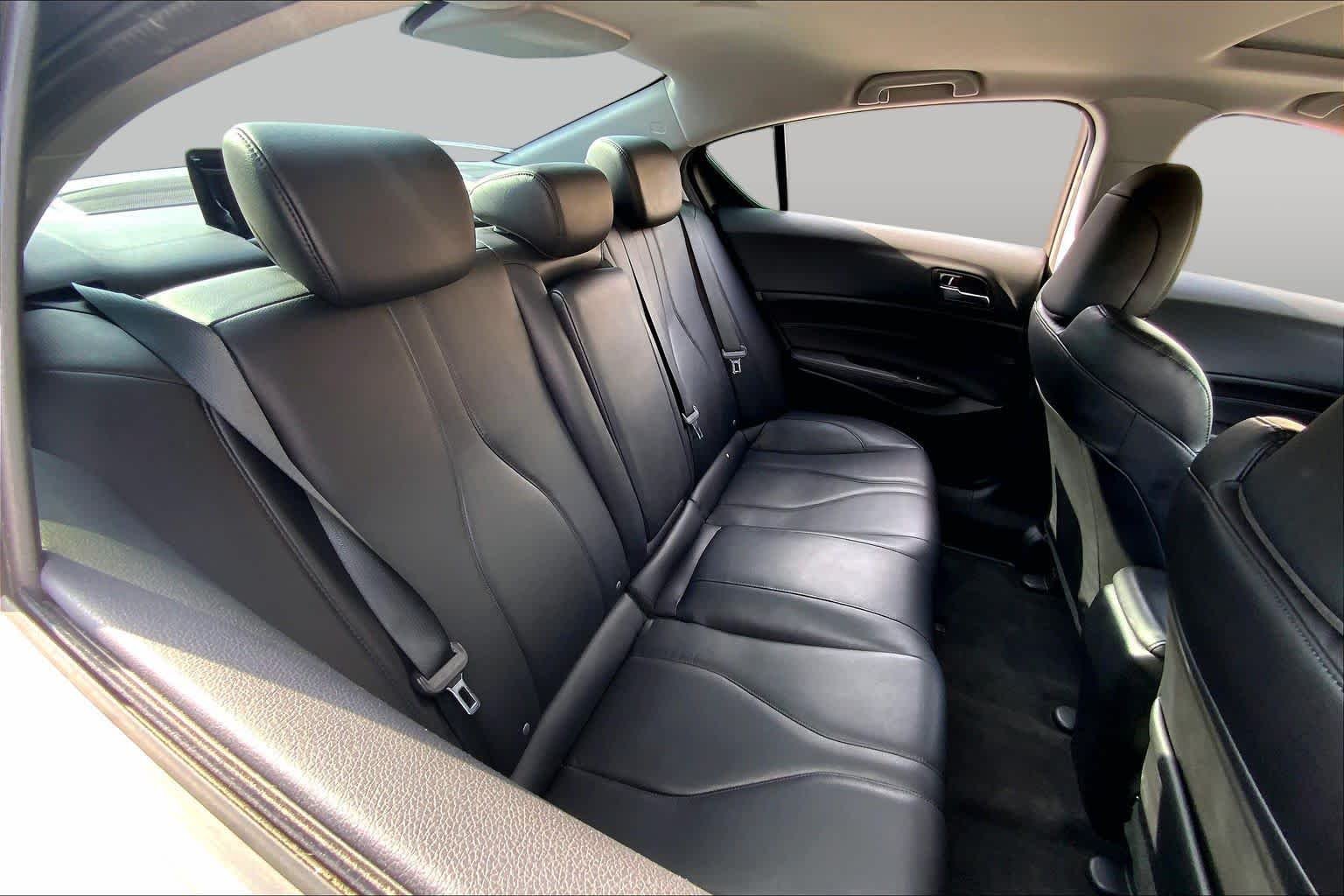 Used 2019 Platinum White Pearl Acura  image 19