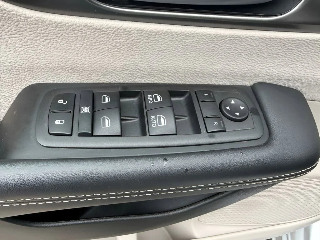 Used 2024 Silver Chrysler Touring L image 18