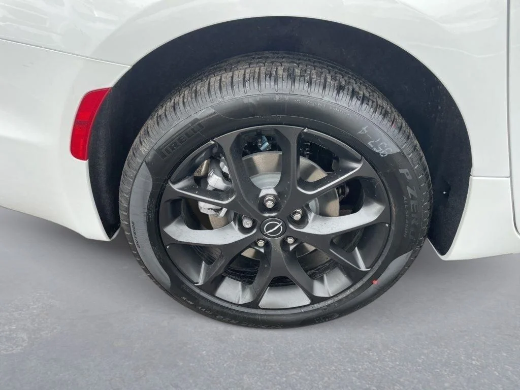 New 2026 Bright White Clear-Coat Exterior Paint Chrysler Limited image 13