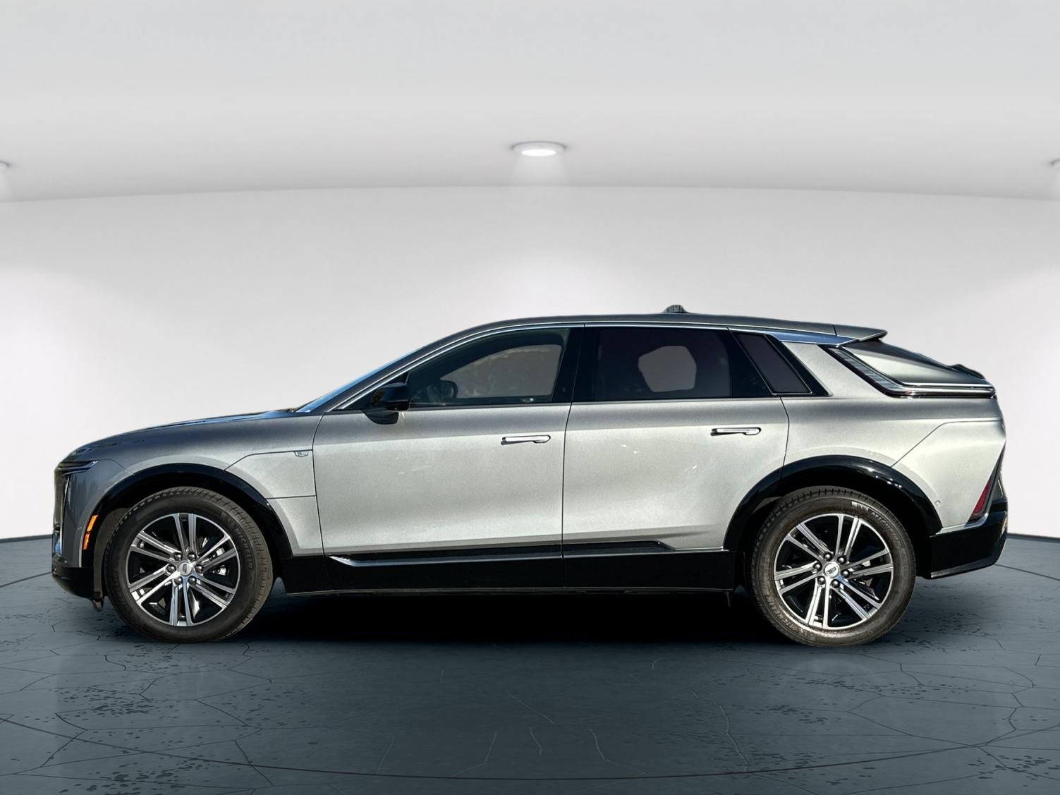 Used 2024 Silver Metallic Cadillac Luxury 4D Sport Utility image 3