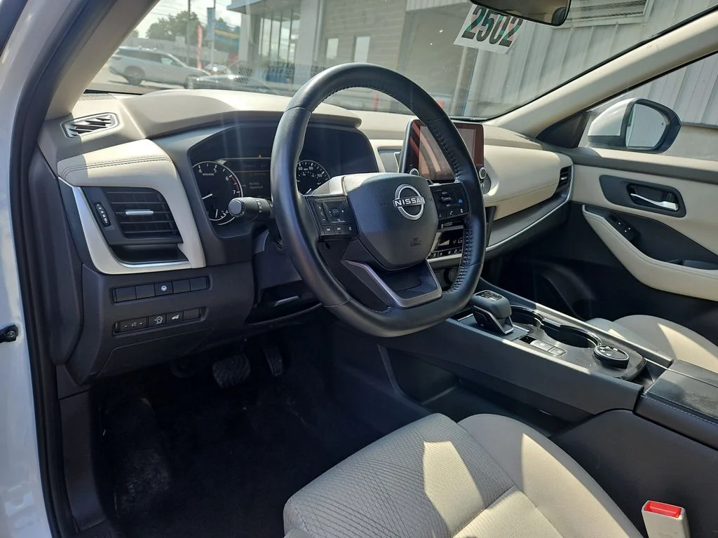 Used 2025 White Nissan SV image 22