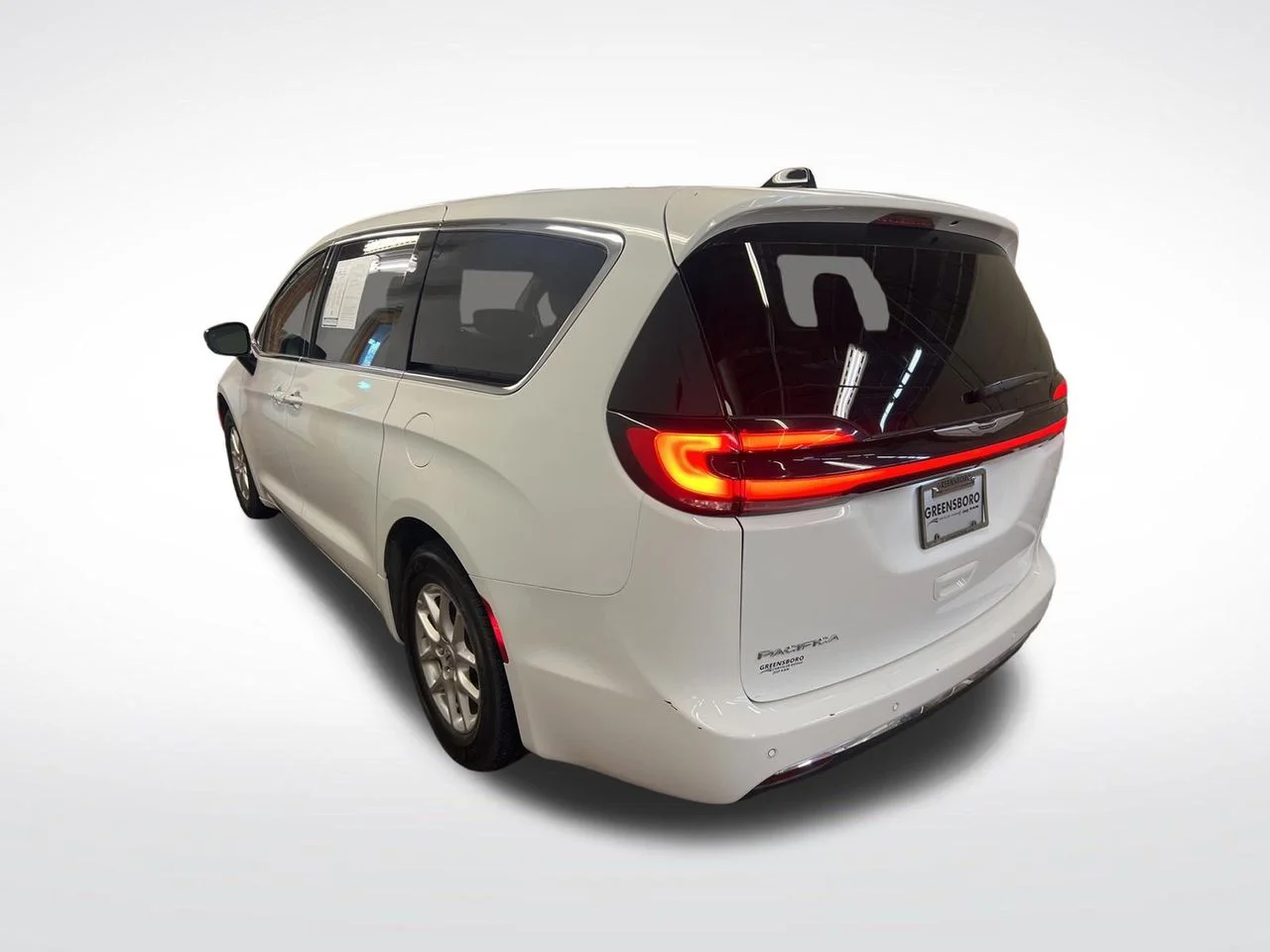 Used 2024 White Chrysler Touring L image 3