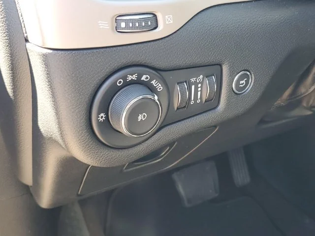 Used 2017 Granite Crystal Jeep Latitude image 15