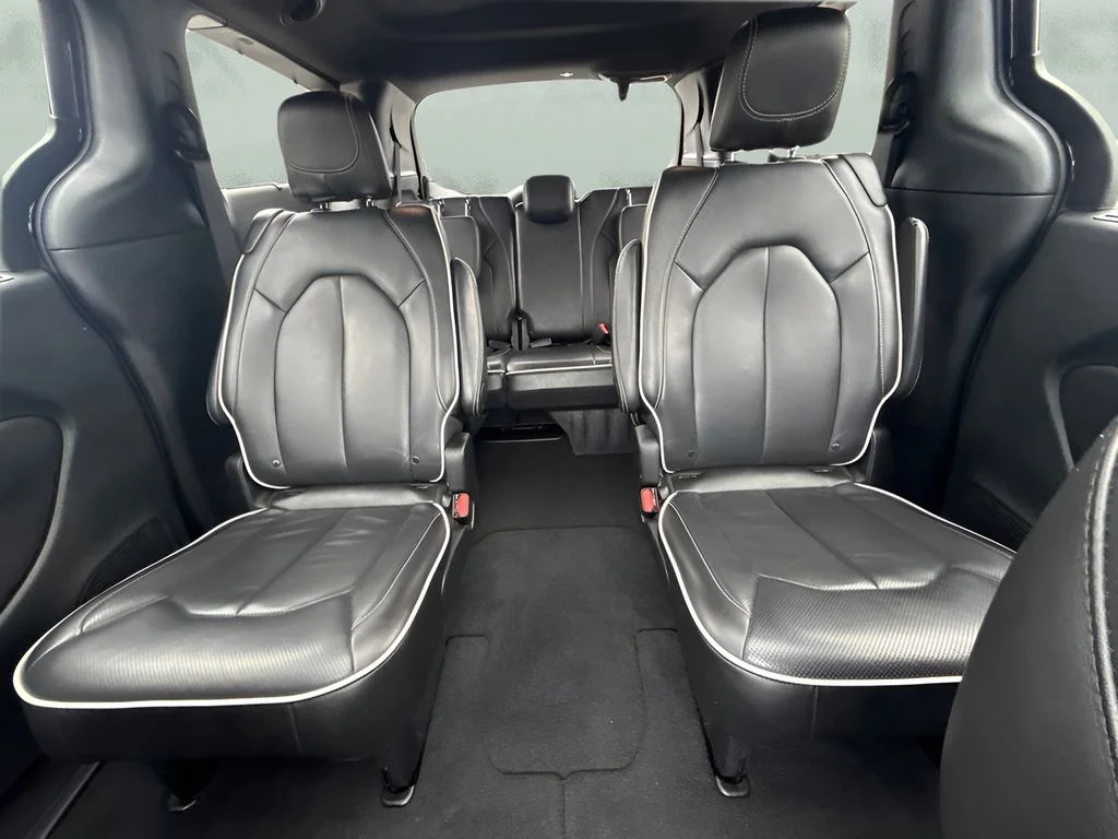 Used 2025 Black Chrysler Limited image 8