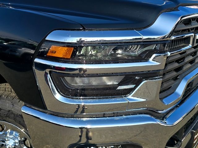 New 2026 Diamond Black Crystal Pearl-Coat Exterior Paint RAM Tradesman image 24