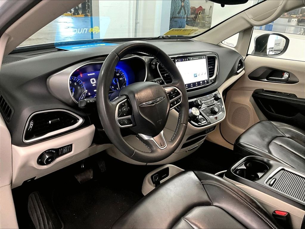 Used 2023 Silver Chrysler Touring L image 8