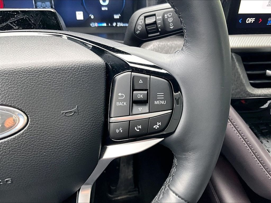 Used 2025 Black Metallic Ford Platinum image 25