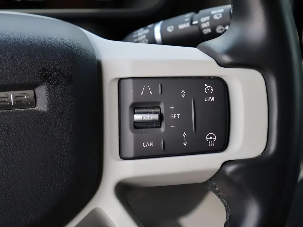 Used 2024 Fuji White Land Rover  image 31