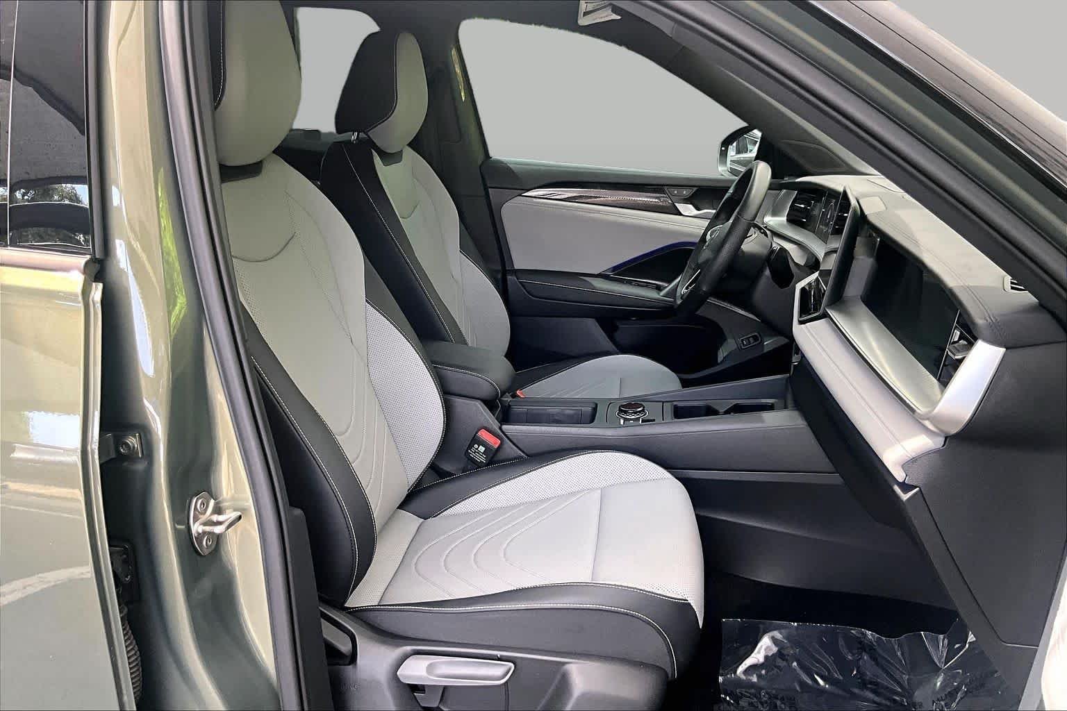 Certified Pre-Owned 2025 Volkswagen Tiguan SE R-Line Black