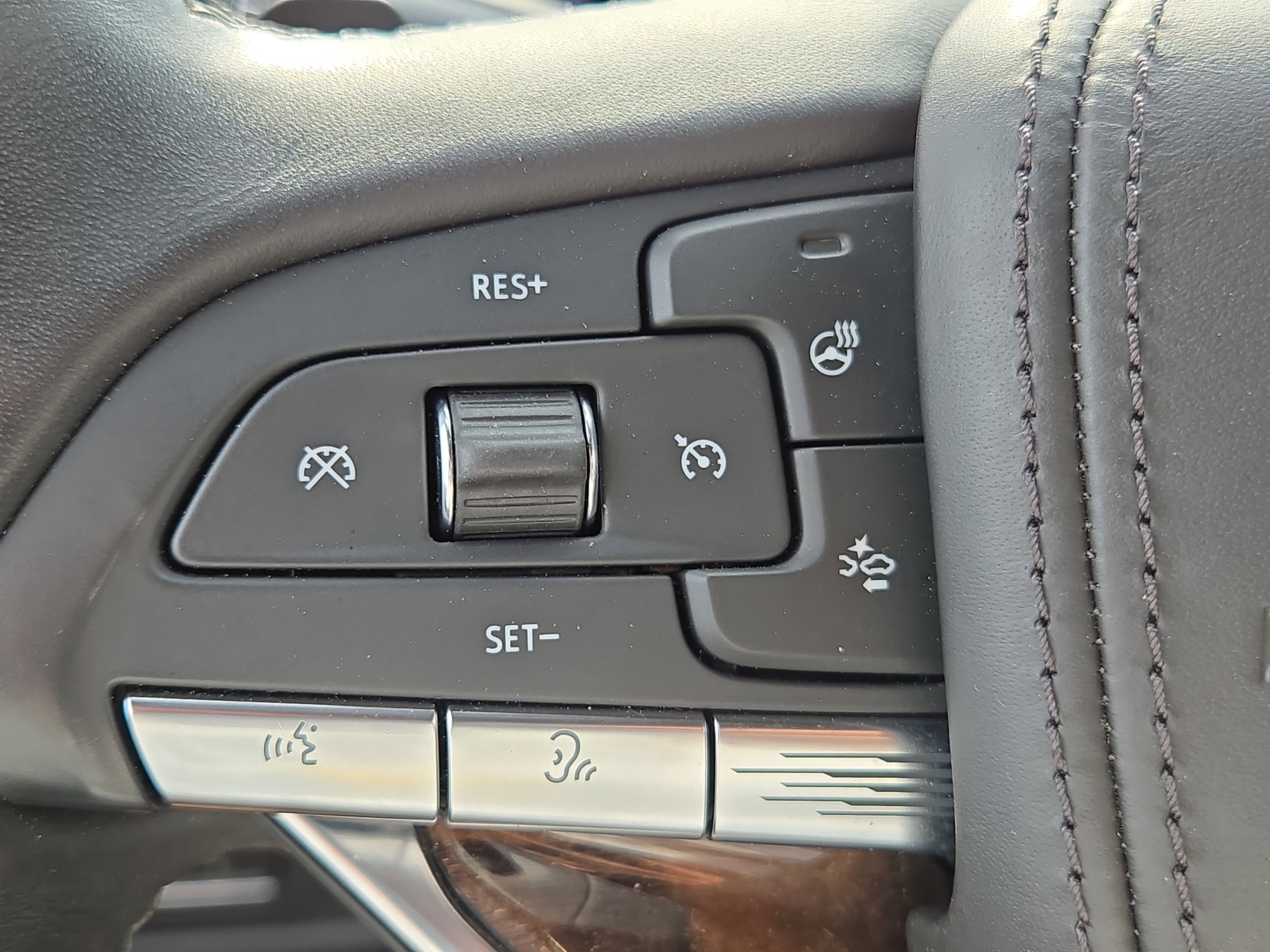 Used 2022 Crystal White Tricoat Cadillac Sport Platinum image 26