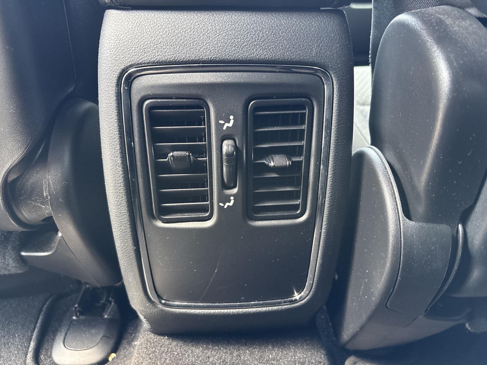 Used 2020 Diamond Black Crystal Pearl Jeep Laredo image 16
