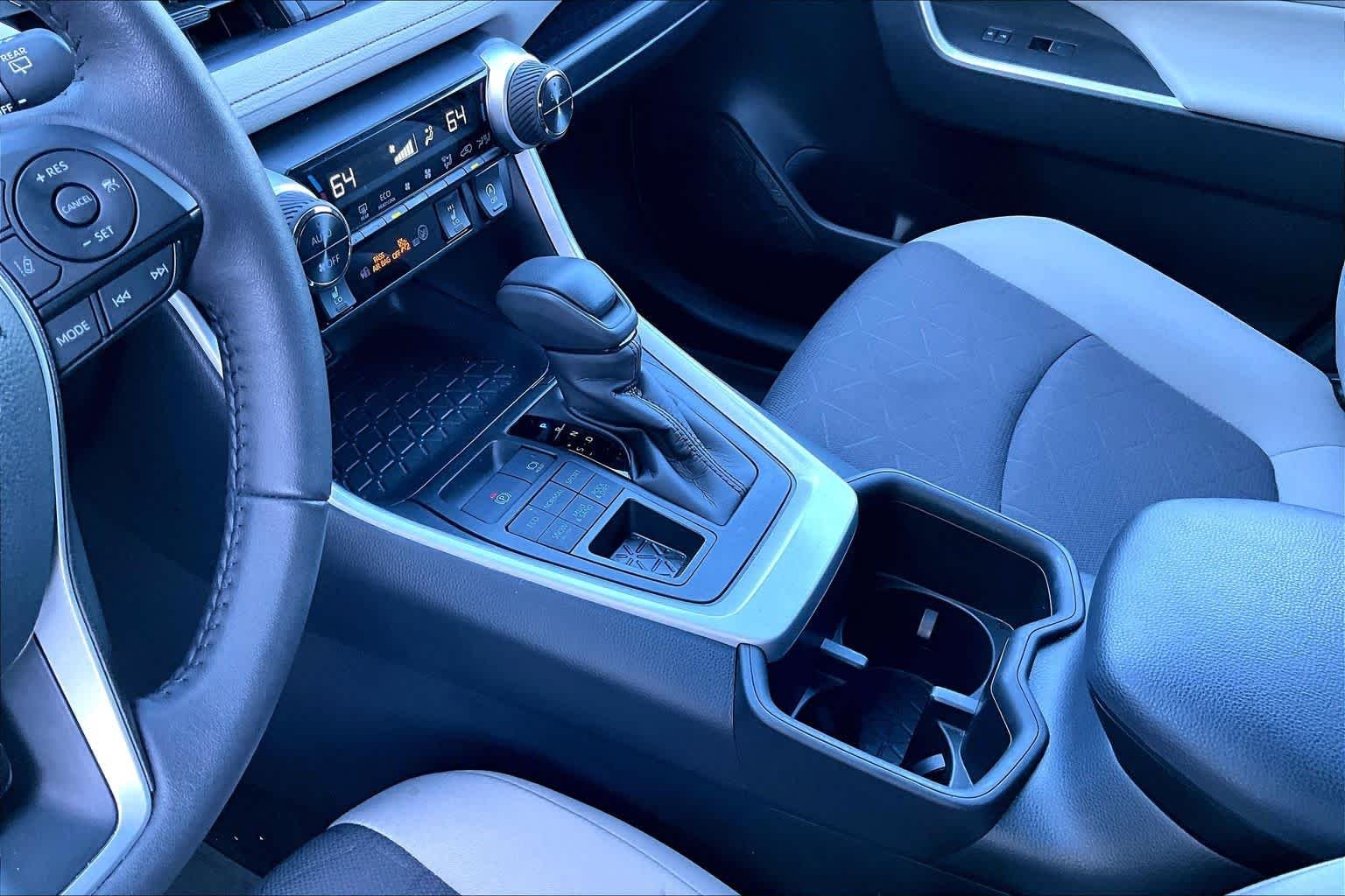 2025 Toyota RAV4 XLE - Photo 32