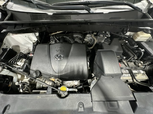 Used 2017 White Toyota XLE image 22