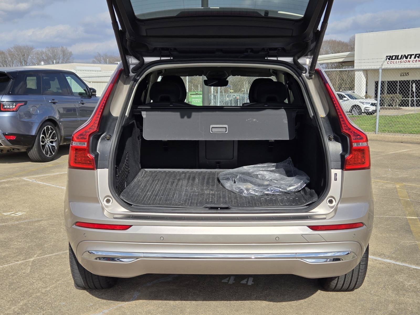 Used 2023 Silver Dawn Metallic Volvo Ultimate Bright Theme image 12