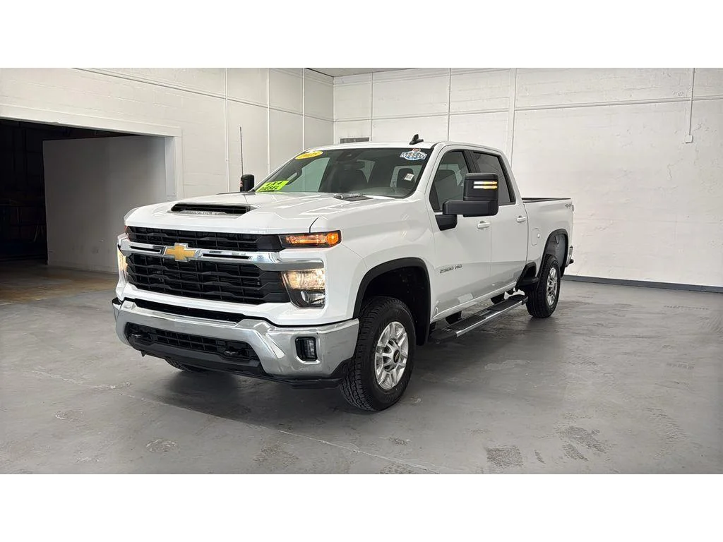 Used 2025 Summit White Chevrolet LT image 12