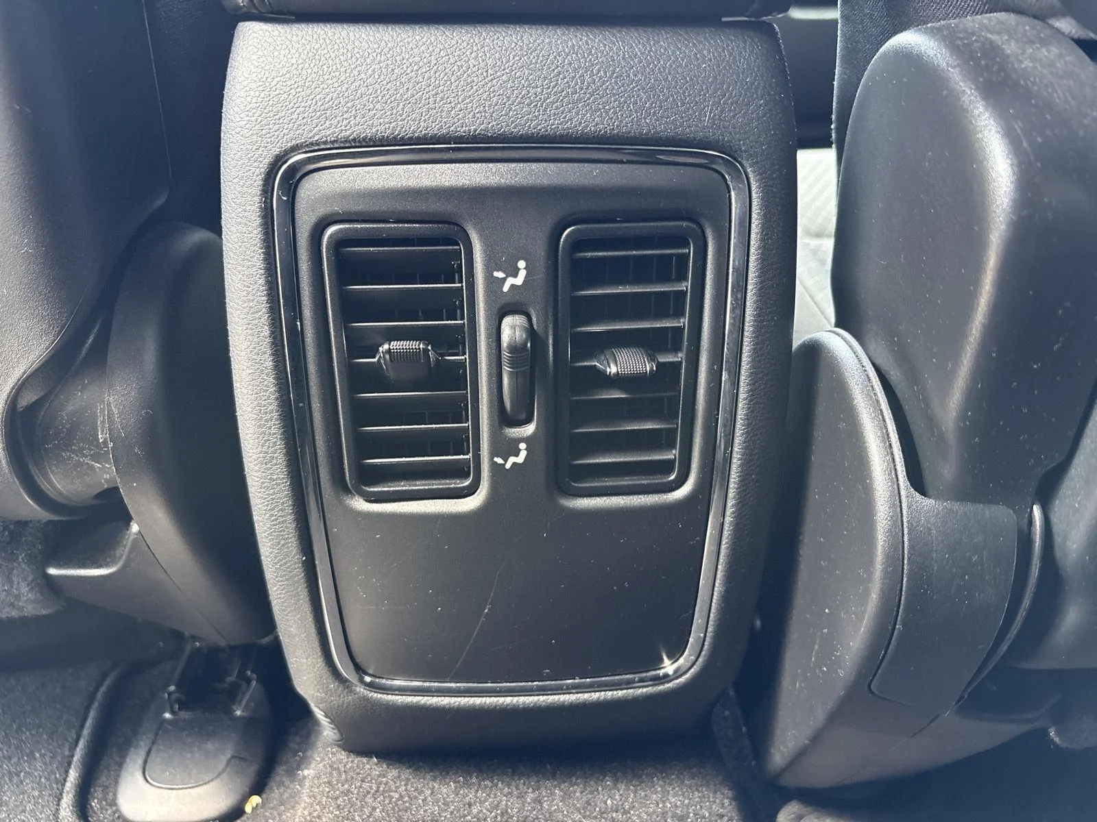 Used 2020 Diamond Black Crystal Pearl Jeep Laredo image 16
