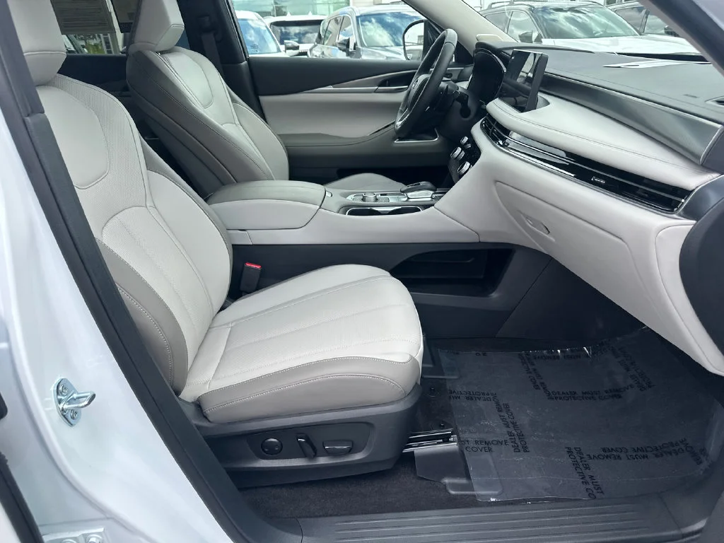 Certified Used 2027 White INFINITI LUXE image 11