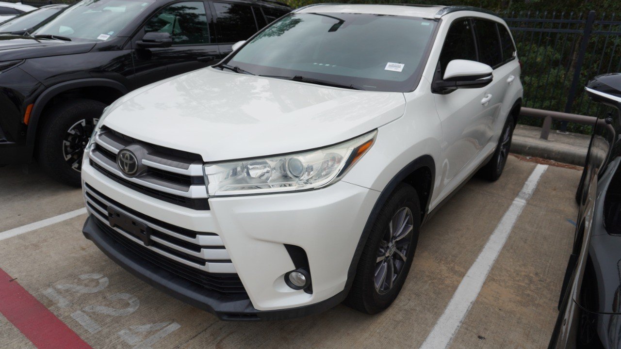 Used 2019 White Toyota XLE image 4