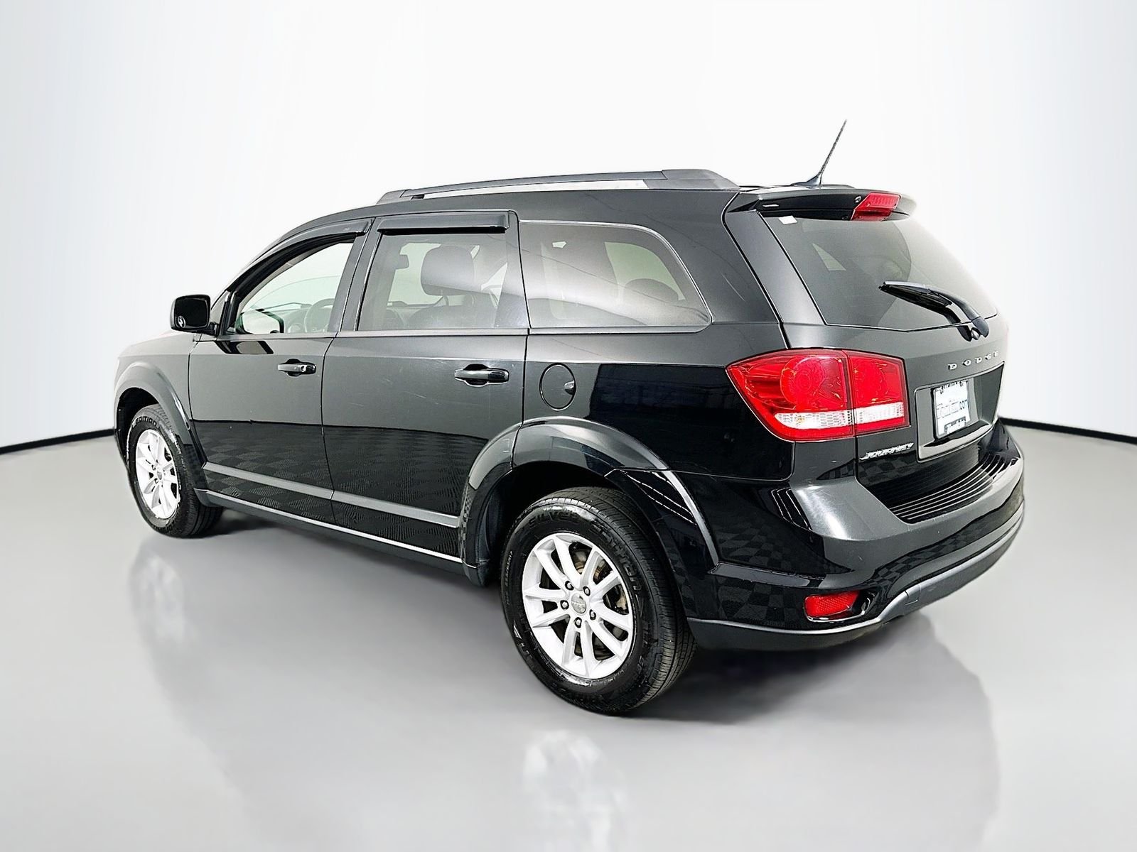 Used 2016 Pitch Black Clearcoat Dodge SXT image 5