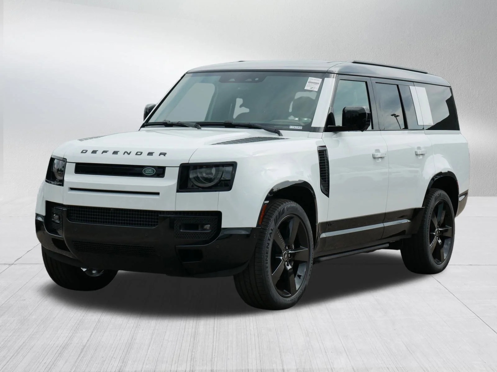 2025 Land Rover Defender 130 V8 P500's photo
