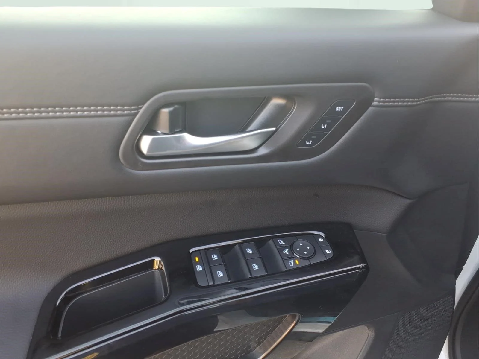New 2026 Everest White Pearl TriCoat Nissan Platinum image 6