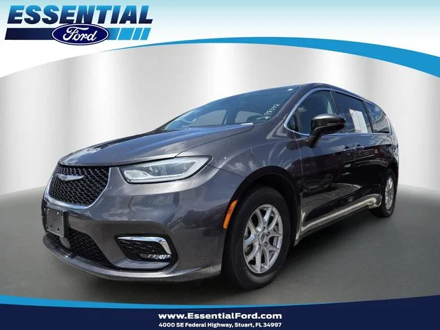 2023 Chrysler Pacifica Touring L's photo