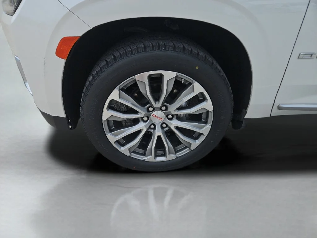 Used 2021 WHITE FROST TRICOAT GMC Denali image 27