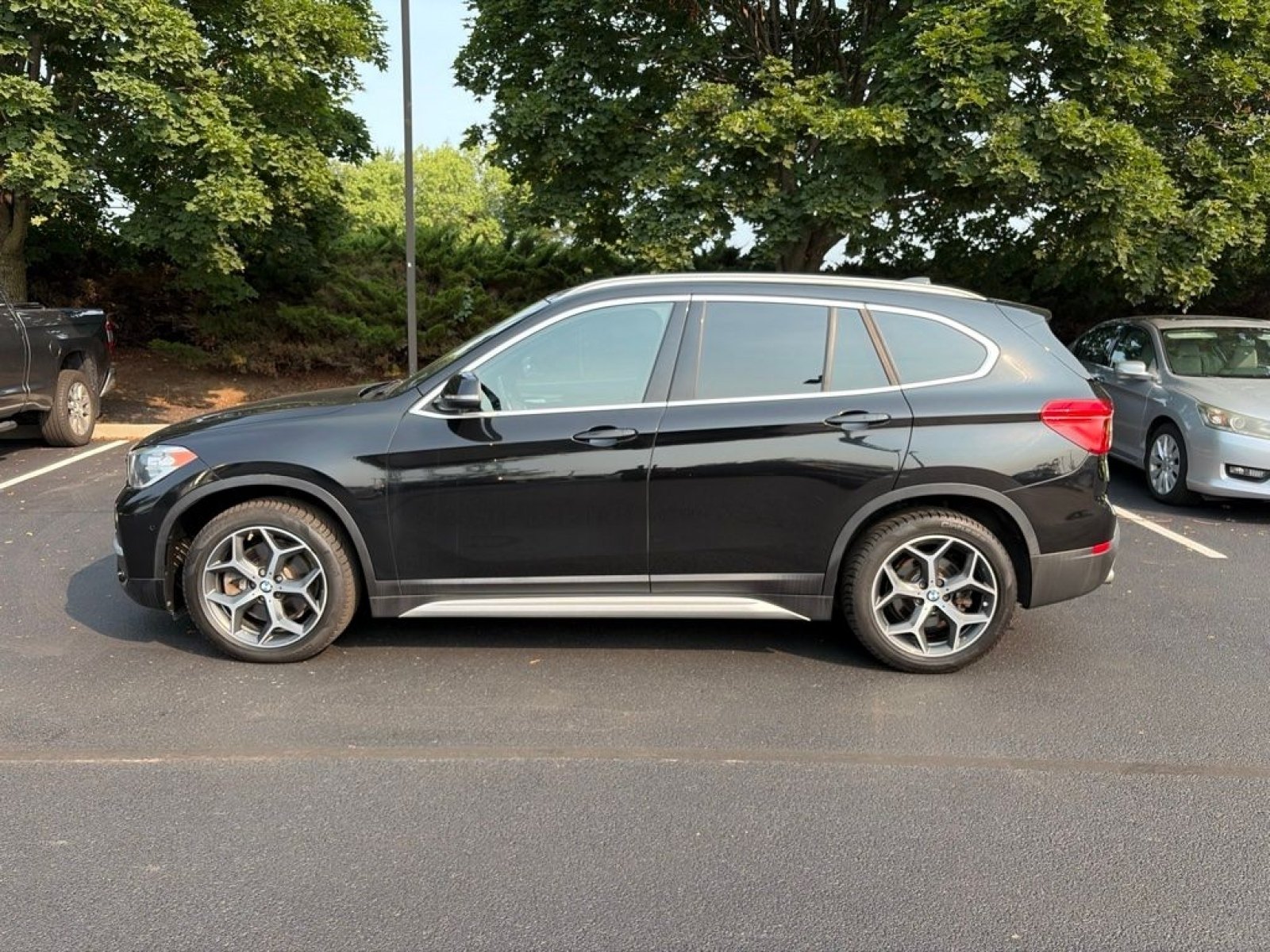 Used 2018 Jet Black BMW xDrive28i image 10